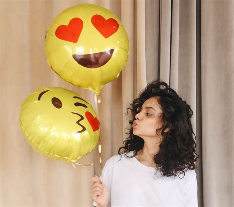 When a Guy Sends a Blowing Kiss Emoji: 3 Amazing Emojis Meanings ...