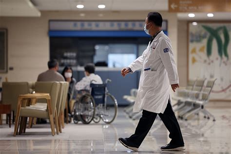 超6400名医生集体辞职 韩国紧急诊疗体系恐仅能坚持两到三周_新闻频道_央视网(cctv.com)