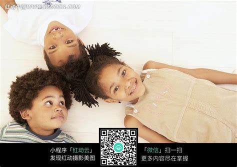 头对头躺着的三个外国小孩图片免费下载_红动中国