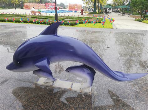 不锈钢海豚顶球雕塑，公园景观摆件-宏通雕塑