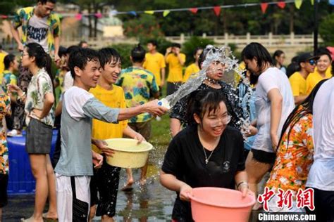 东南亚留学生广西欢度泼水节 中外学子共同体验东盟风情_凤凰网