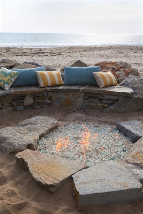 20 Beautiful Coastal Style Outdoor Design Ideas With A Fire Pit | Beach ...