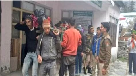 Free Photo : Chardham Yatra 2023: One devotee died in Hemkund Sahib ...