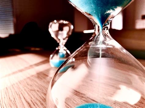 Glass-Free Fall Table 的图像结果