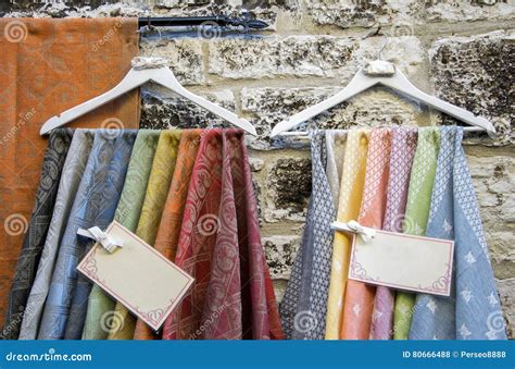 Colourful Local Market 的图像结果