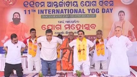 International Day of Yoga: Hundreds join Puri Gajapati Maharaja, BJP ...
