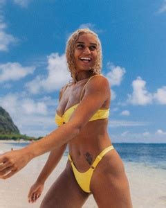 4 Hot Sexy Salah Brooks Bikini Pics