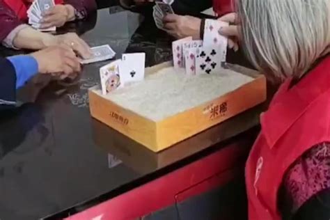 抚州八旬偏瘫奶奶为打牌自创米盒插牌法_凤凰网视频_凤凰网