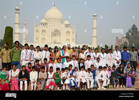 Taj Mahal People 的图像结果