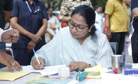 Delhi CM Rekha Gupta Attacked: पहले खींचा हाथ और फिर... सीएम रेखा ...