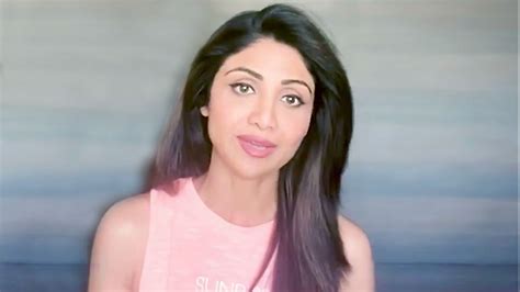 Shilpa Shetty Kundra paired her orange tank top with printed leggings ...