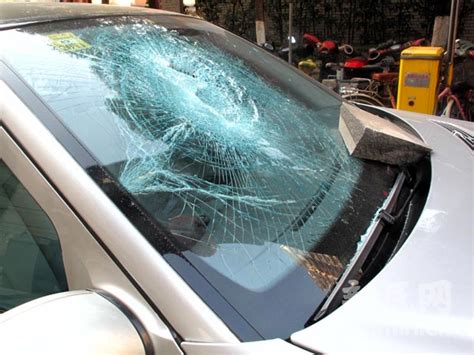 汽车玻璃被砸碎怎么办？只要说错一个字，保险公司将直接拒赔！__凤凰网