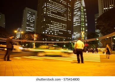 Business People Walking Fast 的图像结果