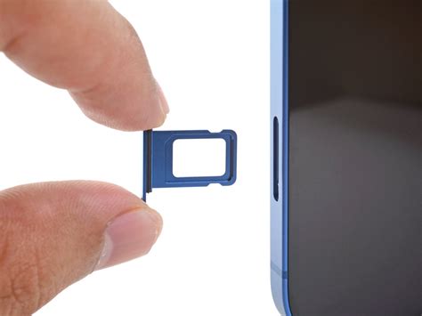 Fitting Sim Card in iPhone 13 的图像结果