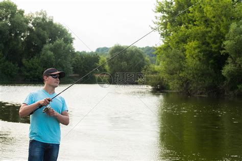 有人在河边钓到一条鱼带着眼镜和帽高清图片下载-正版图片504882642-摄图网