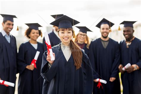 教育,毕业人的群快乐的国际学生迫击炮板学士学位礼服与文凭文凭的迫击炮板上快乐的学生高清图片下载-正版图片300407221-摄图网