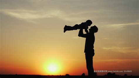 原版夕阳下父亲抱起孩子亲子实拍视频素材,其它视频素材下载,高清1920X1080视频素材下载,凌点视频素材网,编号:49605