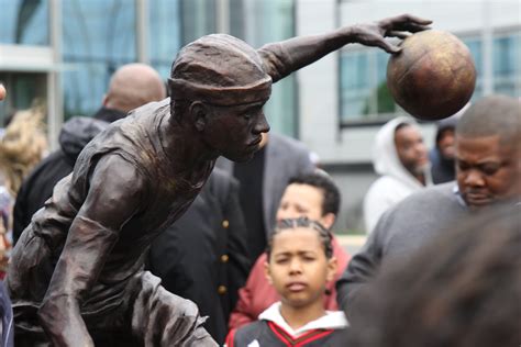Sixer Allen Iverson honored with statue in Camden - WHYY