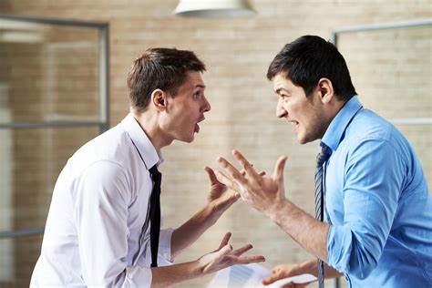 Dos oficinistas discutiendo por politica