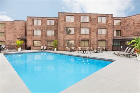 DAYS INN BY WYNDHAM FALLSVIEW (Niagara Falls) - Hotel Reviews, Photos ...