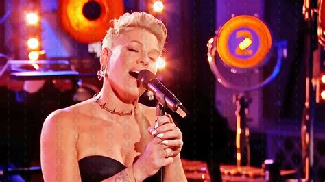 P!nk Performs An Incredible Live Cover Of Nothing Compares 2 U - The Music Man