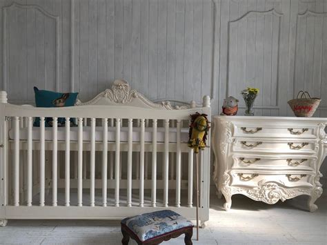 Surreal cot with intense rococo cartouche – Parrot & Lily