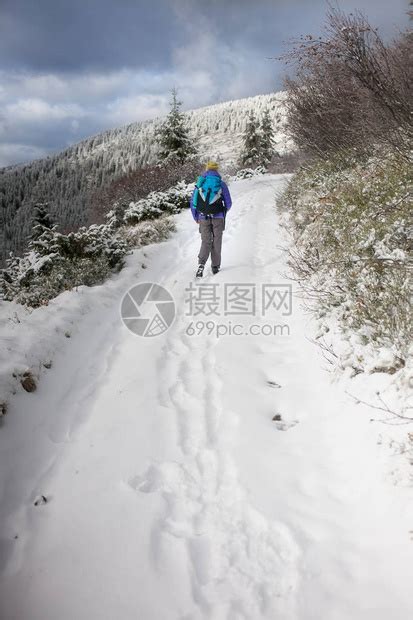 一个女人在雪地里行走高清图片下载-正版图片507343372-摄图网