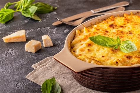Mac und Käse, Makkaroni-Nudeln nach amerikanischer Art in Käsesauce ...