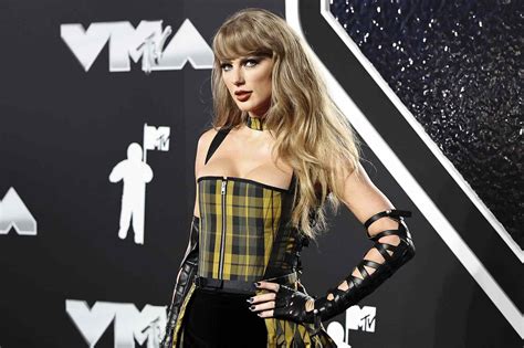 Taylor Swift Puts a Sexy Twist on Plaid in Vampy Look at 2024 MTV VMAs ...