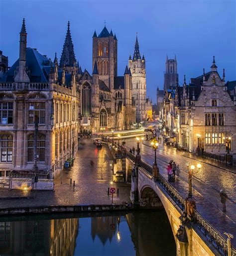 Zicht op de 3 torens (Sint-Niklaaskerk, Belfort en Sint-Baafskathedraal) vanaf de Sint ...