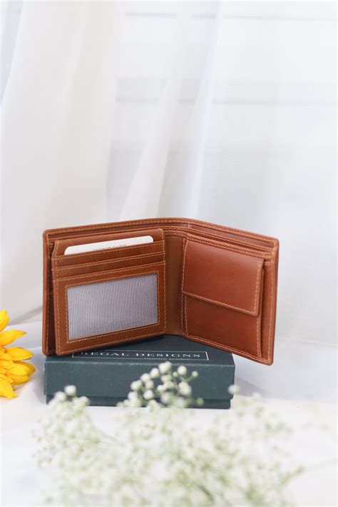 Men's Tan Wallet in Buff Pull up Leather With Album – RegalDesigns