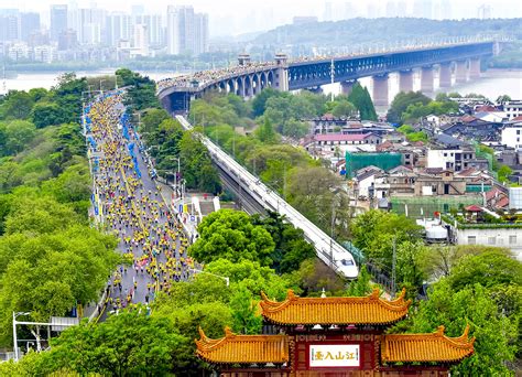 2020武汉马拉松报名人数创新高 19.7万人争汉马2.6万个名额 - 武汉热线
