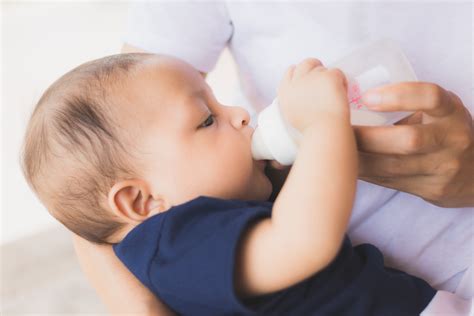 宝宝溢奶是怎么回事？吐奶溢奶的区别新手妈妈们都知道吗？_胃部