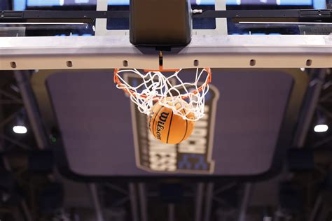 How many quarters are there in college basketball?