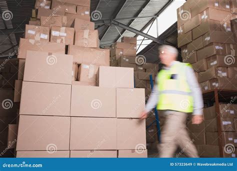 走在仓库里的被弄脏的工作者 库存图片. 图片 包括有 男人, 成人, 人员, 运费, 棚车, 白种人, 程序包 - 57323649