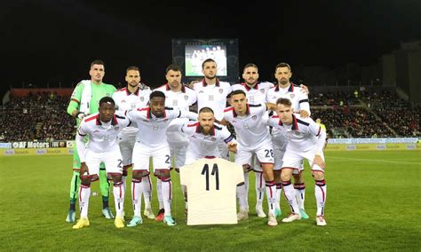 Cagliari, il tributo a Gigi Riva: dalle maglie speciali all'omaggio al ...