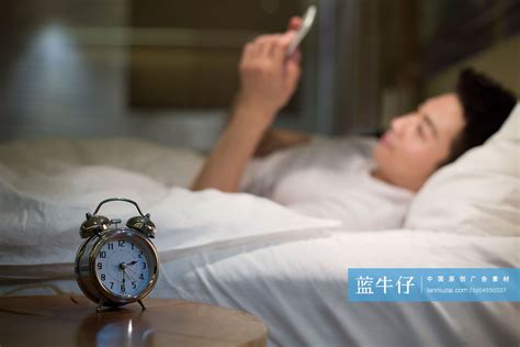 年轻男子半夜在床上玩手机-蓝牛仔影像-中国原创广告影像素材