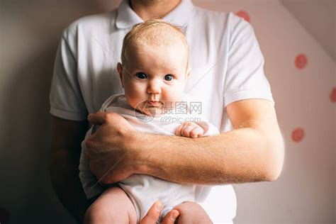 一个刚出生的婴儿的肖像父亲在她的怀里抱着一个孩子生命的第一年高清图片下载-正版图片506507045-摄图网