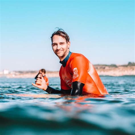 Aulas de surf privadas ou em grupo com a Tiki Surf Academy, Cabana ...