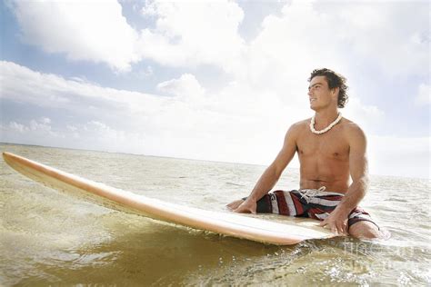 Male Models Surfing 的图像结果