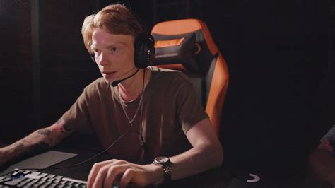 Playing Computer Clip 的图像结果