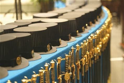 匠人工坊-最酷的毕业典礼：芬兰学校给每一位毕业生都赠送一把宝剑