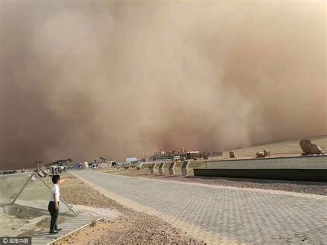 内蒙古二连浩特遭遇沙尘暴天气“沙墙”高达百米 - 二连浩特农村合作银行