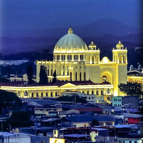La monumental Catedral Metropolitana del Divino Salvador del Mundo se ...