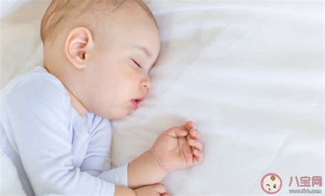 宝宝睡太久要叫醒喂奶吗 不同月龄怎么做 _八宝网