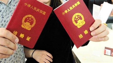 中國百姓故事：17歲少女收到大學錄取通知書，立馬幫助父親離婚，強勢母親下跪求饒！