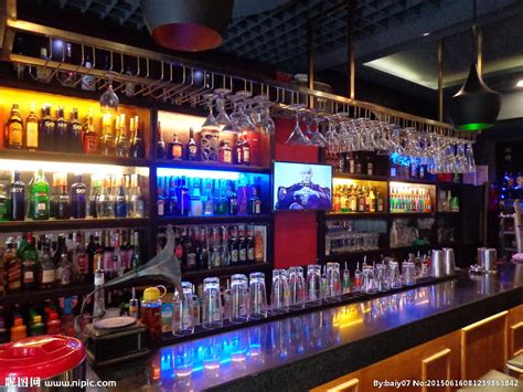 蓝色氛围灯下酒吧一角 装满酒水的酒柜高清图片下载-正版图片500115871-摄图网