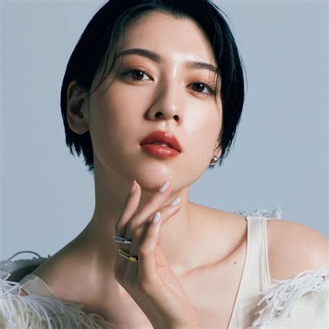 三吉彩花さんが選ぶ秋の運命リップ。どんなシーンにも映える、NARSのシナモンカラーに夢中！ | 三吉, 三吉彩花 ショート, メイク