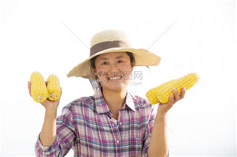中年女人拿着玉米高清图片下载-正版图片501943675-摄图网
