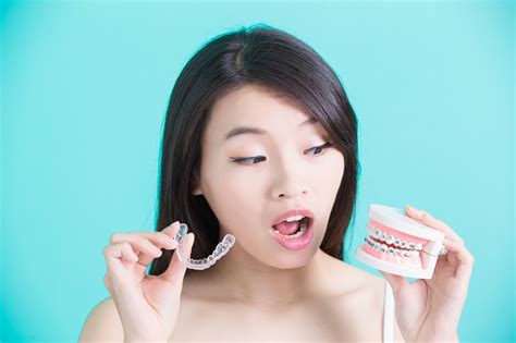 Traditional Braces vs. Invisalign: The Pros, Cons, and Everything in ...